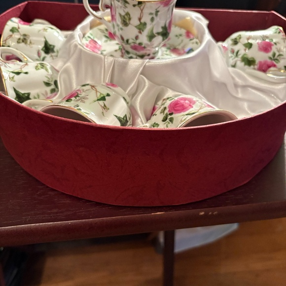 Tea cups and saucers set - Picture 6 of 8